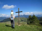 Der Schönbichl Gipfel ist erreicht - Im Hintergrund befinden sich die Chiemgauer Alpen