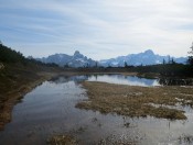 Die Schwarze Lacke mit Gosaukamm, Bischofsmütze und Dachstein Massiv im Hintergrund