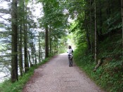 Gut ausgebaute Wanderwege führen uns rund um den Hintersee