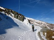 Bei sicheren Bedingungen bietet sich ein Forstweg für den Aufstieg an