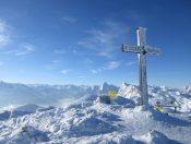 Herrlich eingewehtes Gipfelkreuz am Untersberg