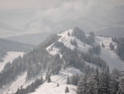 Der Blick knapp unterhalb des Zwölferhorngipfels auf den Pillstein