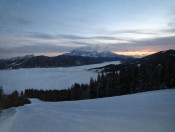 Aufstieg über die Piste mit Blick auf das Dachsteingebirge