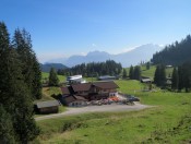 Wir wandern von der Bergstation der Loferer Bahnen vorbei am Restaurant Soderkaser