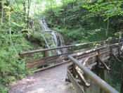 Bald erreichen wir einen idylischen Wasserfall