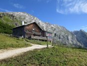 In herrlicher Lage steht das Stahlhaus vor dem Hohen Brett