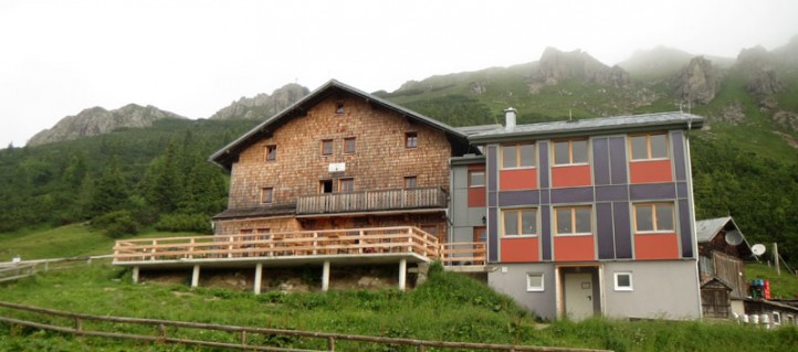Wanderung zum herrlich gelegenen Stahlhaus in den Berchtesgadener Alpen - dahinter die Pfaffenköpfe