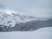 Blick auf die Sunnhüttl - Im Hintergrund sind die Mandlwände im Nebel