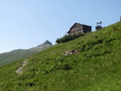 Vorbei an der Tappenkarseehütte gelangen wir an das Seeufer