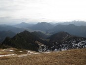 Der Wanderweg führt zwischen Strohnschneid und Thorauschneid zum Hochfelln