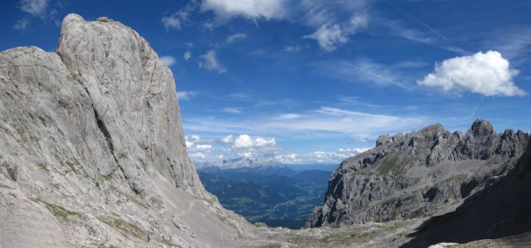 Torsäule mit dem Dachstein im Hintergrund