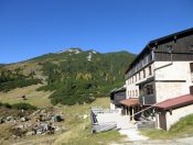 Die Neue Traunsteiner Hütte - dahinter der Weitschartenkopf