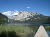 Vom Westufer blicken wir nochmals zurück über den See mit der Trisselwand im Hintergrund