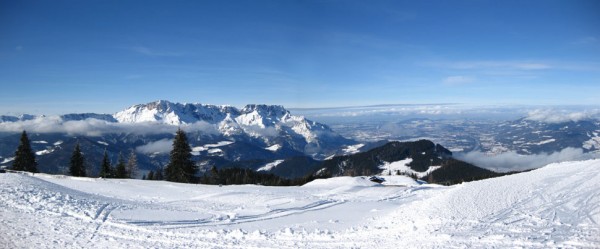 Der Untersberg und die zu Füßen liegende Stadt Salzburg