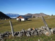 Das Plateau der Trattbergalm mit dem Untersberg und Schmittenstein