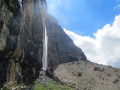 Ein herrlicher Wasserfall begleitet uns an der Tofana Westwand