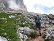 Bergan geht es dem Felsfuß der Tofana Südwand entgegen