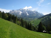 Wir starten bereits mit einem herrlichen Ausblick auf die Dientner Kirche und den Hochkönig