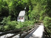 Wir wandern Richtung Eiskapelle und passieren ein kleines Kirchlein