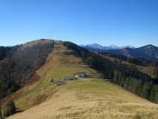 Blick auf den breiten Rücken der Loibersbacher Höhe