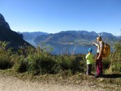 Der Traunsee, der schneebedeckte Dachstein und das Höllengebirge