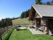 Die herrlich gelegene Trattnerhütte in der Osterhorngruppe