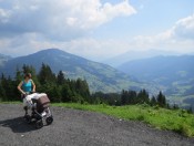 Auch mit dem Kinderwagen ist es möglich bei der Karbachalm ein paar runden zu drehen