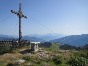 Das Gipfelkreuz vom Grafenberg mit Bischofmütze und Dachstein im Hintergrund