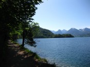 Wanderweg am Nordufer mit Ausblick auf Sparber, Rinnkogel und Bleckwand