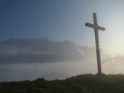 Leicht trüb zeigt sich das Wetter beim Gipfelkreuz der Wastlhöhe