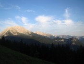Die ersten Sonnenstrahlen leuchten auf Watzmann, Hochkalter und die Reiter Alpe