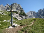 Herrlicher Ausblick auf die Felswände etwas oberhalb der Gruttenhütte bei einem Kreuz