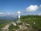 Wir erreichen das Gipfelkreuz vom Wildfeld in den Eisenerzer Alpen