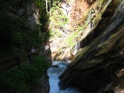 Wassermassen durchqueren die Wimbachklamm