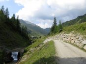 Im Hintergrund befindet sich die Zaunerhütte. Wir wandern zurück zur Königalm.