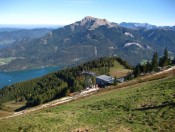 Blick vom Zwölferhorn auf den Wolfgangsee und den Schafberg im Hintergrund