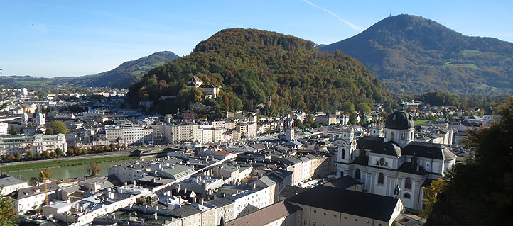 Blick vom Mönchsberg auf den Kapuzinerberg