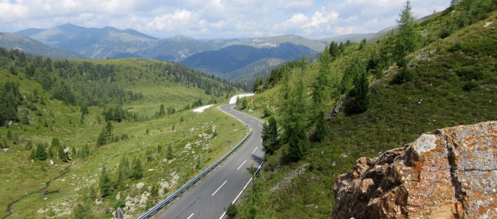 Herrlicher Tour auf der Nockalmstraße zu schönen Almhütten und Kinderspielplätzen