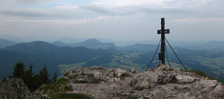 Das Gipfelkreuz am Schober mit Tiefblick zum Fuschlsee