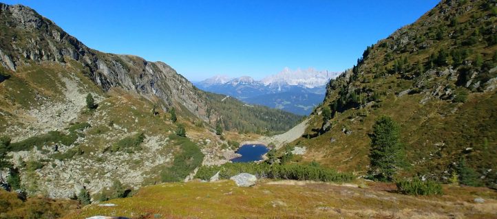 Blick vom Obersee zum Spiegelsee mit dem Dachstein im Hintergrund