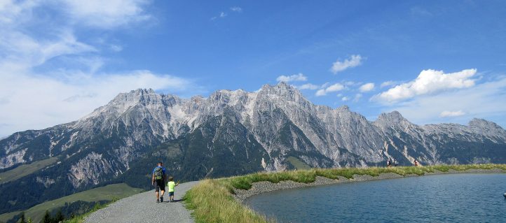 Familienwanderung in Leogang am Asitz mit Blick auf die Leoganger Steinberge